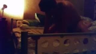 Porta la sua puttana a letto e registra tutto.