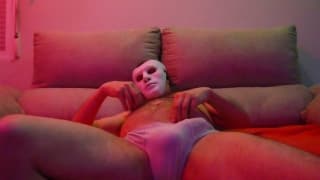 Sega a casa di un uomo con la maschera