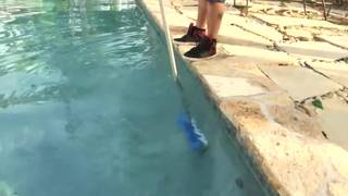 Kacy Lane e il giardiniere in piscina Pompino