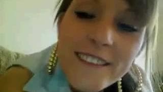 Lei si diverte a sputarsi sulle sue tettone