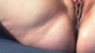 A questa donna piace strofinarsi la figa fino a bagnarsi tutta!