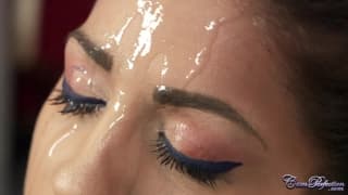Julia De Lucia riceve tanto sperma in faccia Julia De Lucia riceve tanto sperma in faccia