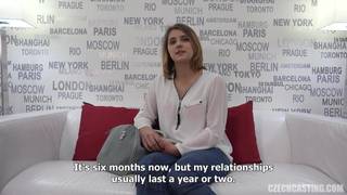 La giovane Petra ama sentirlo nel culo