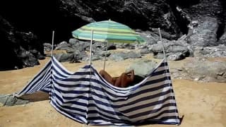 Una matura si masturba in spiaggia ! Una matura si masturba in spiaggia !