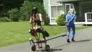 Lei sottomette la sua amica durante una passeggiata Lei sottomette la sua amica durante una passeggiata