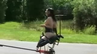 Una scena di sottomissione all'aperto