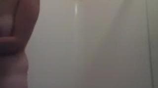 Lei accarezza le sue tettone nella doccia