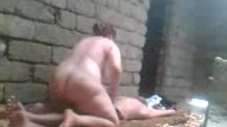 Questa troia glielo succhia all'aperto