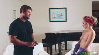 Giovane ragazza che succhia per piacere