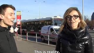 Una bionda bollente in un trio all'aperto