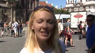 Una milf bionda gode alla luce del sole