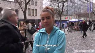 Una giovane ceca scopata per la strada