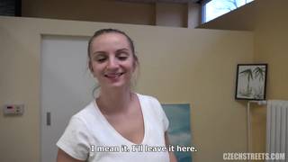 Una bellissima tettona in azione per noi