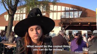 Una troia vestita da strega in un POV