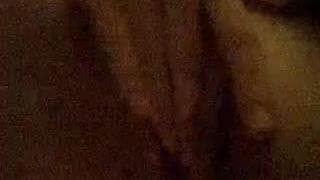 Lei ama godere mentre è in bagno da sola