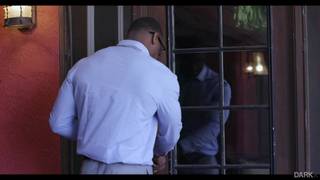 Demi Lopez in una scena interrazziale