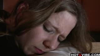 Bellissima masturbazione a pancia in giù