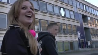 Questa mora amerà scopare in un'orgia