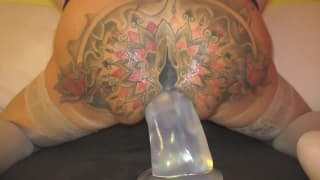 Lei ha un culo tatuato e sodomizzato