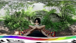 Nathaly Cherie in una grandiosa scena all'aperto Nathaly Cherie in una grandiosa scena all'aperto