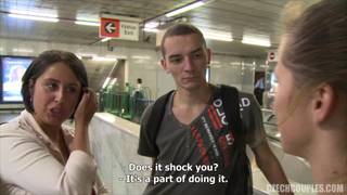 Loro si scambiano le donne all'aperto