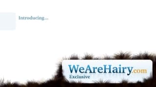 La giovane Agnes stimola la sua figa pelosa