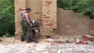 Zanatta Hafer e Kristi Linhart scopano in uniforme