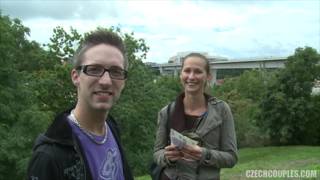 Giovane coppia ceca intervistata per strada