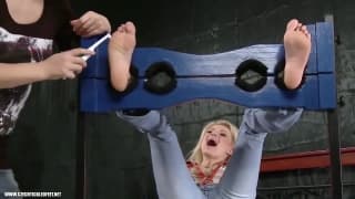 Una milf troia si fa solleticare i piedi