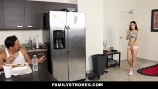 Lei lo seduce per scoparlo in cucina Scopata in Figa