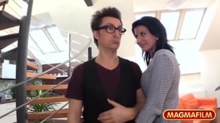 Una milf mora fa godere questo ragazzo Una milf mora fa godere questo ragazzo