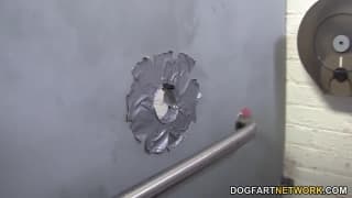 Casey Cumz che succhia un cazzo nero anonimo da un gloryhole!