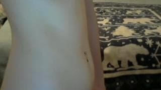 Le piace toccarsi la figa a letto da sola alla ricerca dell'orgasmo!