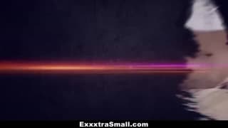 Deve essere bello scopare con questa bella bionda succhiacazzi.