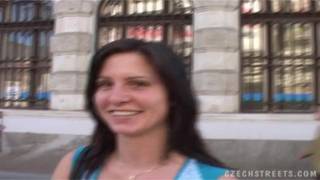 Una ragazza ceca lo scopa per strada Una ragazza ceca lo scopa per strada