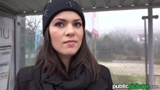 Lei lo riscalda succhiandoglielo per bene