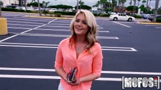 Una bionda viene convinta a succhiarlo