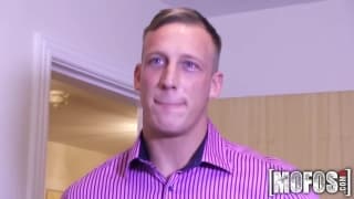 Questa gattina si mostra in video prima di succhiare