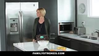 Scopa la sua bella figliastra senza pudore Bacio alla francese, Pompino, Missionario, Pecorina in Piedi, Cowgirl, Scopata in Figa