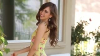 Una giovane mora ci mostra il suo bel corpo mentre si masturba