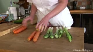 Francesca May gioca con il suo cibo e la sua figa