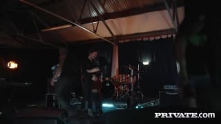 Lucia Love si fa sborrare dentro in un rapporto a tre