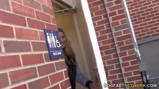 La calda Alysha succhia e scopa questo cazzo nero