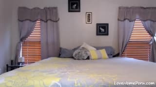 Una studentessa mora usa il suo grosso dildo