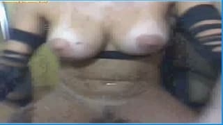 Guardala in webcam mentre si penetra da sola