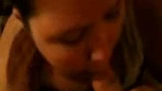 Lei ama afferrarlo e succhiarlo per bene