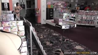 Stela e Jade provano un BBC Anal da un gloryhole.