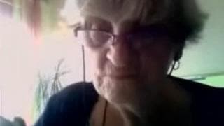 Questa nonna ci mostra le tette in webcam