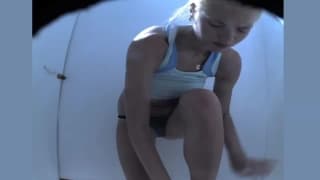 Lei si spoglia mentre viene filmata