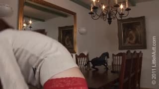 Una bella mora si spoglia per masturbarsi